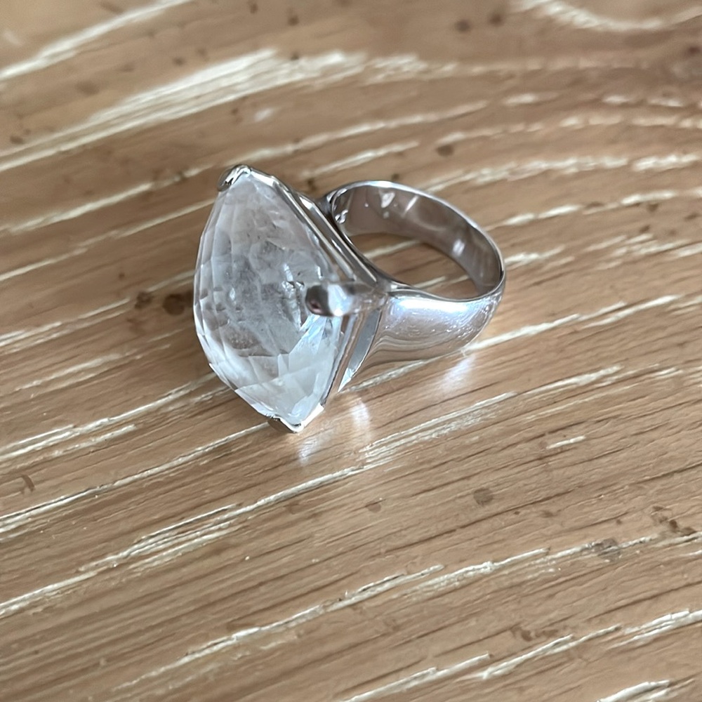 Elegant Silver Ring with Clear Gemstone
Swarovski clear stone Size 5